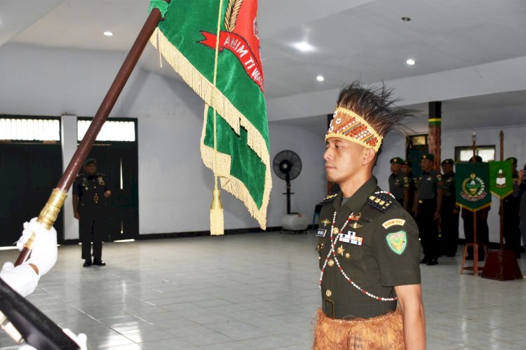 “Dengan penuh khidmat, Letkol Czi Dili Eko Setyawan, S.Ak., M.Han., selaku Dandim 1707/Merauke yang baru, mencium Pataka Kodim 1707/Merauke ‘Anim Ti Waninggap’ sebagai simbol pengabdian, loyalitas, dan komitmen menjaga kedaulatan NKRI di tanah Papua.”