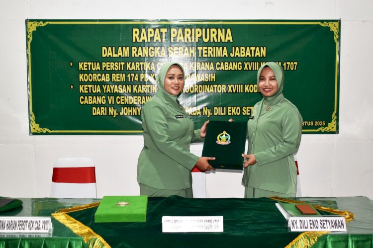 Dalam suasana penuh khidmat dan kebersamaan, Ny. Johny Nofriady secara resmi menyerahkan jabatan Ketua Persit KCK Cabang XVIII Kodim 1707/Merauke sekaligus Ketua Yayasan Kartika Jaya Koordinator XVIII Kodim 1707/Merauke Cabang VI Cenderawasih kepada Ny. Dili Eko Setyawan.