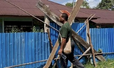 Jelang Pelantikan, Bupati Terpilih Boven Digoel Roni Omba Kunjungi SD YPPK St. Teresia Kaliwin yang Dipalang Warga
