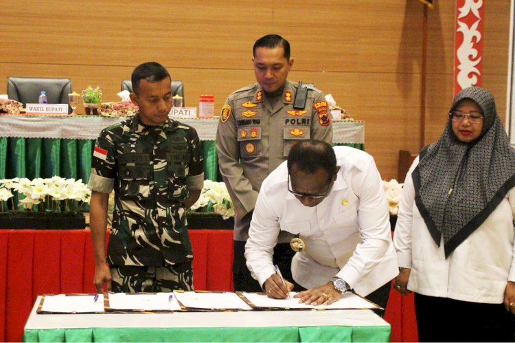 Bupati Merauke Yoseph Bladib Gebze, S.H., LL.M. menandatangani Perjanjian Kerja Sama (PKS) pendampingan TNI-Polri pada satuan pendidikan dalam rangka pembentukan Satgas Makanan Bergizi Gratis (MBG), disaksikan Kapolres Merauke AKBP Leonardo Yoga, S.I.K., M.M., Dandim 1707/Merauke Letkol Czi Dili Eko Setyawan, S.Ak., M.Han., dan Wakil Bupati Merauke Dr. Fauzun Nihaya, S.H.I., M.H., di Auditorium Thobias Mbearme, Rabu (3/9/2025).