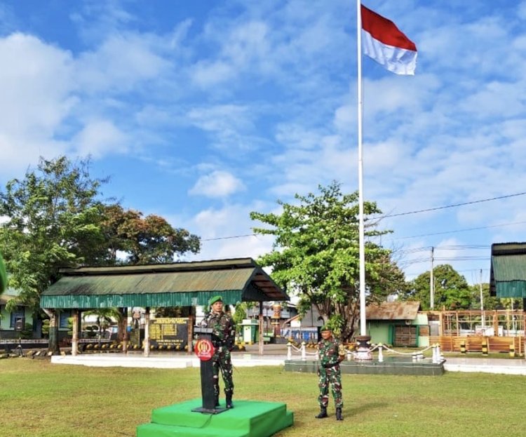 Pengarahan Perdana Dandim 1707/Merauke Letkol Czi Dili Eko Setyawan, S.Ak., M.Han, memimpin apel pagi sekaligus memberikan pengarahan perdananya kepada prajurit dan PNS Kodim 1707/Merauke, Senin (8/9/2025).