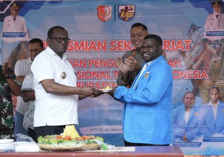 Ketua DPD KNPI Kabupaten Merauke secara simbolis menyerahkan potongan tumpeng kepada Bupati Kabupaten Merauke dalam acara peresmian Sekretariat baru di Jalan Asmat, Jumat (12/9/2025).
