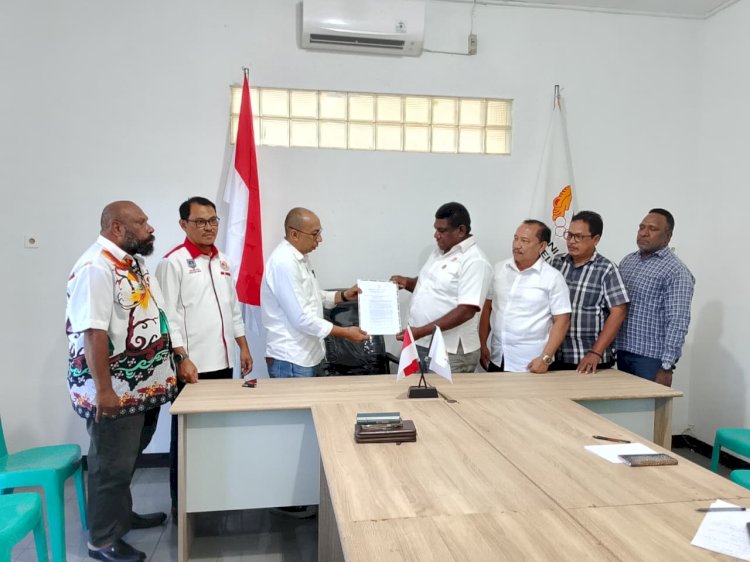 Ketua Umum KONI Papua Selatan, Antonius K. Kaize, S.H., secara resmi menyerahkan Surat Keputusan (SK) Gubernur Papua Selatan Nomor 900/244/2025 tentang Pembentukan Panitia PORPROV II Papua Selatan Tahun 2025 kepada Ketua Panitia, Hendrikus Mahuze, S.Sos., M.Si., di Kantor KONI Papua Selatan, Selasa (16/9/2025).