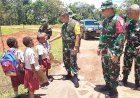 Dibawah Terik Matahari, Tim Wasev Mabesad dan Dandim 1711/Boven Digoel Sapa Ceria Anak-Anak Pulang Sekolah