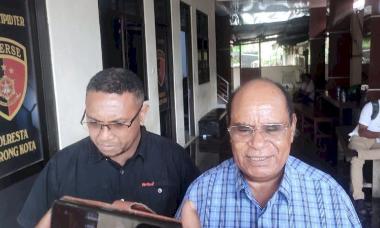 Mantan Walikota Sorong, Lambert Jitmau didampingi kuasa hukumnya, Fernando Ginuni setelah  selesai memberikan keterangan di penyidik Polresta Sorong Kota dugan perkara pemalsuan dokumen oleh PT. Bagus Jaya Abadi. (Sumber foto istimewa) 
