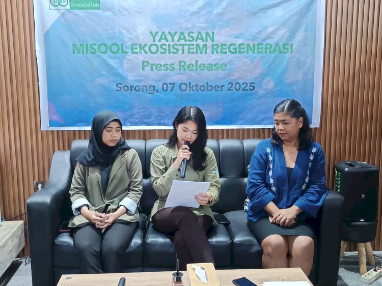 Pengurus Yayasan MER, Executive Secretary, Jucolivia Tonapa ,  Engelin Prabawani Driessen, Deputy Secretary yayasan, Erna Arfiyani, Bendahara yayasan