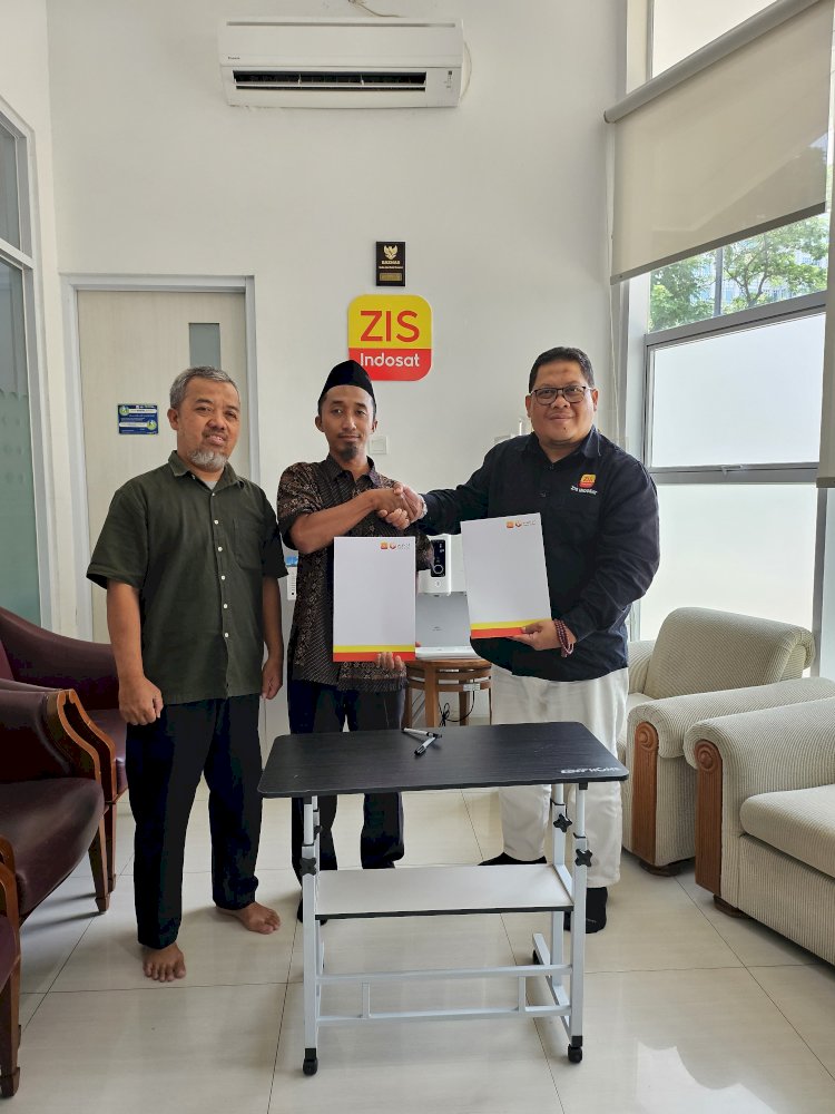 CEO LAZNAS ZIS INDOSAT, Wakhid Efendi (kanan), dan Ketua Yayasan Papua Adil Mandiri, Alif Friendy Kurniawan (tengah), berjabat tangan seusai penandatanganan Perjanjian Kerja Sama Pengelolaan Zakat, Infak, dan Sedekah (ZIS) melalui program Mitra Amal Baik, di Kantor LAZNAS ZIS INDOSAT, Jakarta, Jumat (10/10/2025).