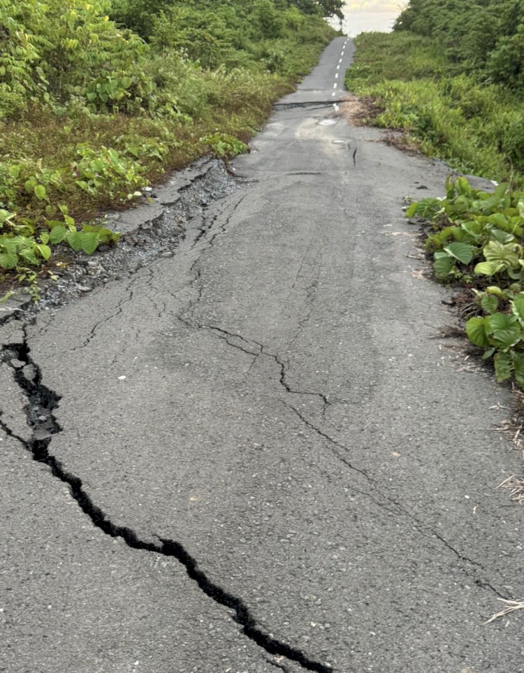 Jalan Klamasen Aimas-Klamono, Distrik Mariat, Kabupaten Sorong  rusak hingga amblas. 