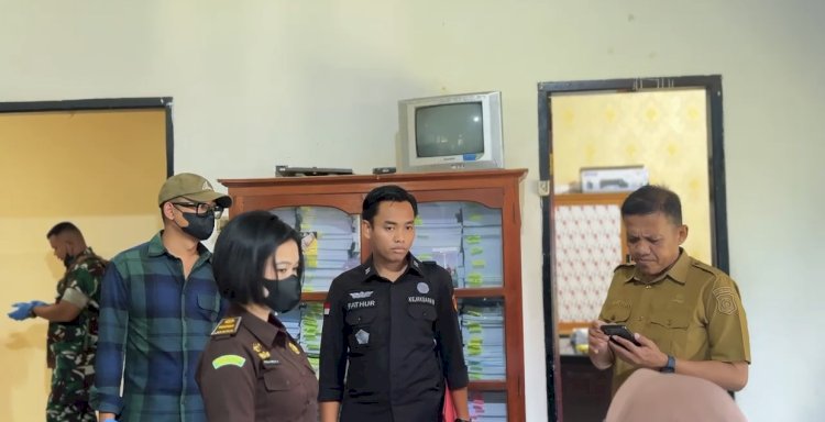 Kepala Seksi Tindak Pidana Khusus, Fathur Rozy bersama Kepala Seksi Intelijen, Santo Musa bersama tim Adhyaksa geledah kantor PUPR Bone Bolango dugaan korupsi  pelaksanaan pekerjaan peningkatan jaringan irigasi di Pinogu Tahun anggaran  2018 dengan pagu anggaran sebesar Rp. 18 Milyar. (istimewa) 