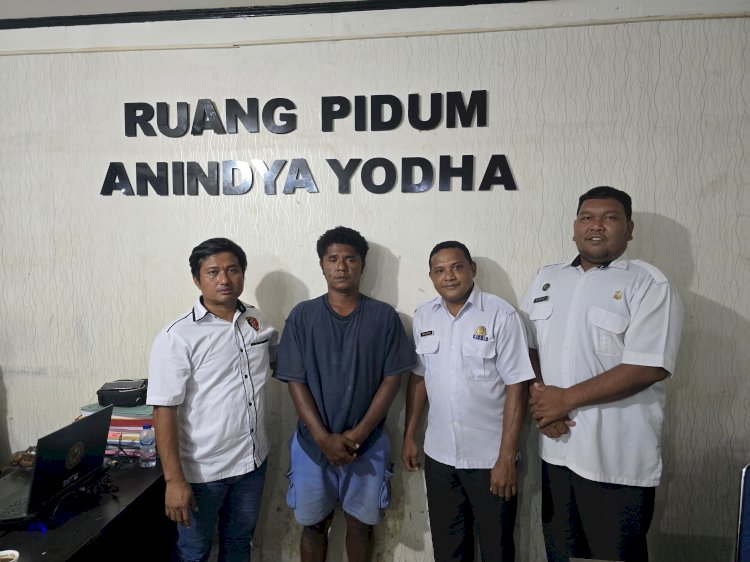 Tim Opsnal Satuan Reskrim Polres Merauke berhasil mengamankan narapidana yang melarikan diri dari Lapas Kelas IIB Merauke. Pelaku bernama Edowardus Supusepa ditangkap tanpa perlawanan di Kampung Wasur, Senin (20/10) sekitar pukul 10.30 WIT.