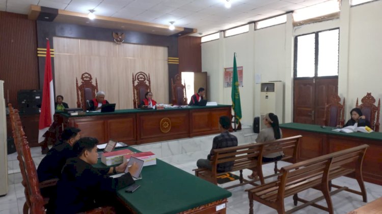 Persidangan agenda penuntutan di Pengadilan Negeri Manokwari, menuntut Direktur PT Jaya Molek Perkasa (JMP), Stefina Disma Arlinda dan mantan Kepala Kantor Cabang Pembantu (KCP) Bank Papua Kumurkek, Haryanto Pamiludy Laksana 16 tahun 6 bulan dan denda Rp500 Juta, subsider 6 bulan penjara. (Istimewa) 