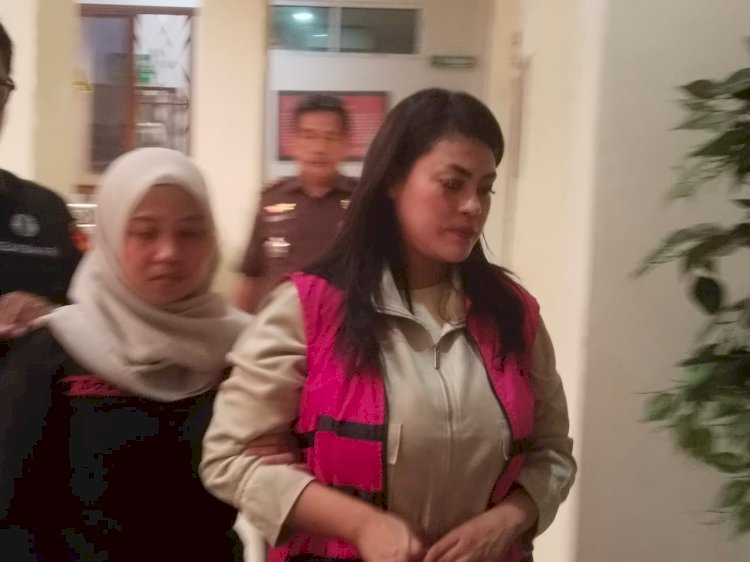 Direktur PT. Jaya Molek Perkasa, Stefina Darisma Arlinda saat di tetapkan sebagai tersangka oleh Kejati Papua Barat dalam korupsi perumahan KPR yang merugikan negara Rp. 54 Milyar. (Dok RMOL Papua) 