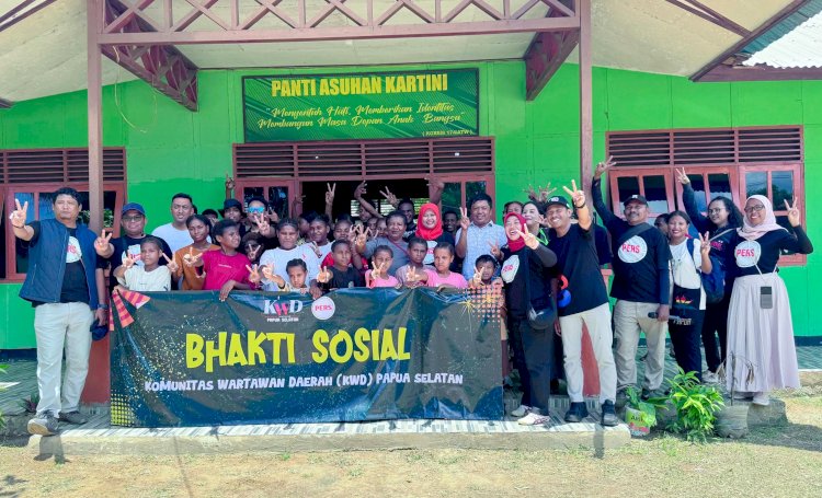 Anggota Komunitas Wartawan Daerah (KWD) Papua Selatan bersama anak-anak Panti Asuhan Kartini, Merauke, usai penyerahan bantuan bahan pokok dalam rangka memperingati dua tahun berdirinya KWD Papua Selatan, Sabtu (8/11/2025).