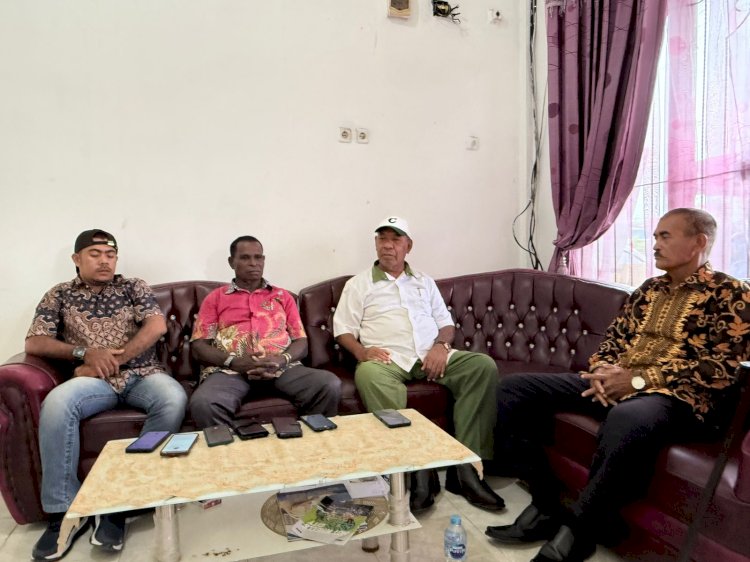 Kuasa Hukum 18 Marga dari Suku Moi, Markus Souissa bersama Ketua Lembaga Masyarakat Adat (LMA) Kabupaten Sorong, Korneles Usili. 