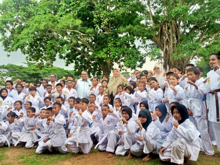 Para karateka KKI School Kabupaten Merauke berpose bersama Wakil Bupati Merauke usai rangkaian Gashuku dan Ujian Kenaikan Tingkat Kyu. Momen ini menjadi simbol dukungan pemerintah daerah terhadap pembinaan karate di Merauke.