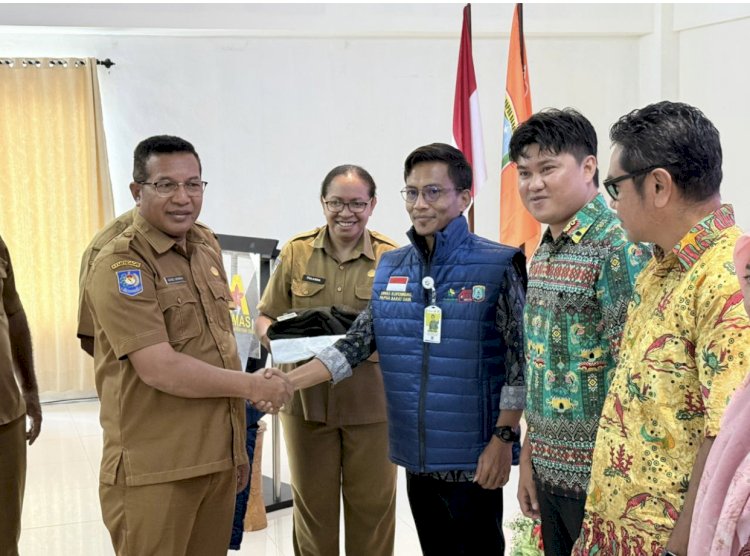 Plt. Kepala Dinas Koperasi Usaha Kecil Menegah Perindustrian dan Perdagangan, George Yarangga  menyematkan idcard Proyek Manajemen Officer (PMO) Provinsi Papua Barat Daya. 