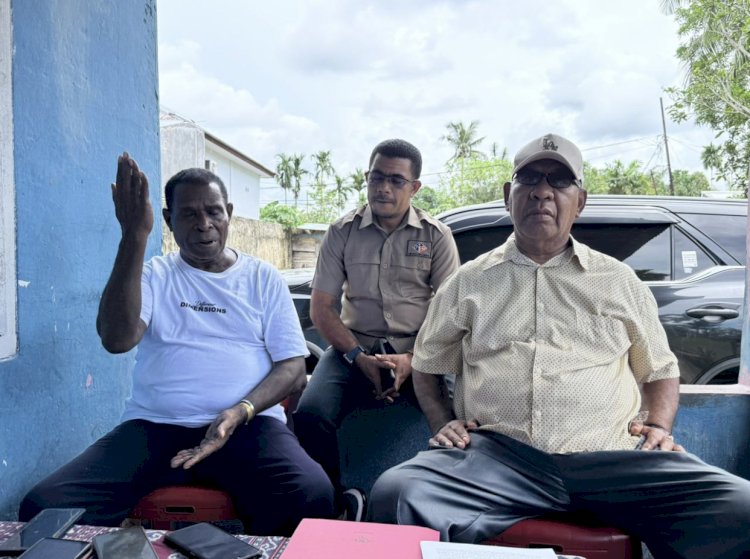 Ketua LMA Kabupaten Sorong, Korneles Usili didampingi oleh Tim kuasa hukumnya, Markus Souissa da rekan. 
