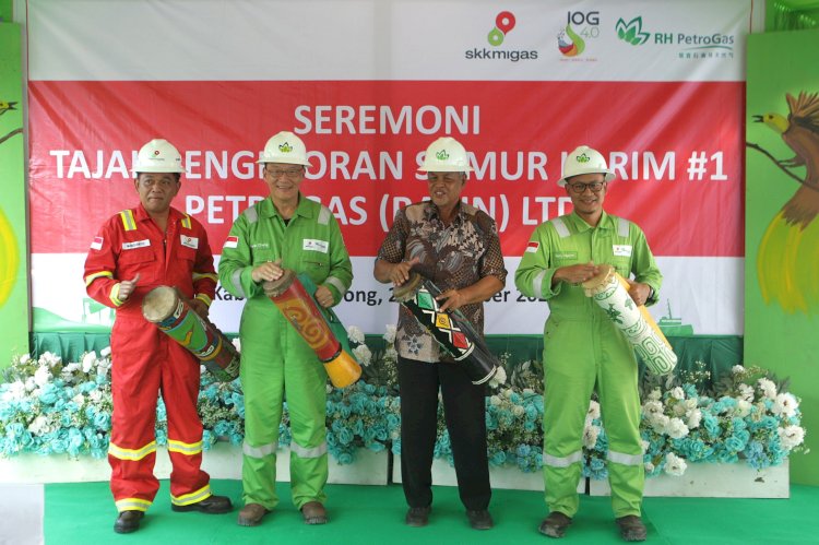 Pemukulan tifa oleh Wakil Bupati Sorong, Ahmad Sutedjo; Kepala Perwakilan SKK Migas Wilayah Papua dan Maluku, Mardianto; Group CEO and Executive Director RH Petrogas Limited, Chang Cheng-Hsing Francis; dan President RH Petrogas Companies in Indonesia, Ferry Hakim, sebagai tanda Tajak Sumur Karim #1 Petrogas (Basin) Ltd. (Istimewa)