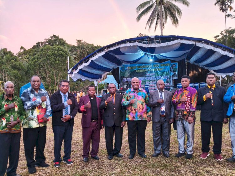 Wakil Bupati Maybrat, Ferdinando Solossa dan sejumlah tokoh agama mengikuti Forum Kerukunan Umat Beragama (FKUB) Kabupaten Maybrat menggelar Kebaktian Kebangunan Rohani (KKR) dengan tema, “ Allah Hadir untuk Menyelamatkan Keluarga” di Maybrat - Papua Barat Daya. (Istimewa) 