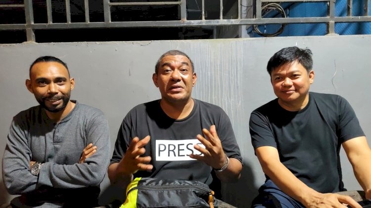 Koordinator Daerah Ikatan Jurnalis Televisi Indonesia (IJTI) Papua–Maluku, Chanry Suripatty,  bersama tokoh pers Papua Barat Daya, Imam Mucholik, praktisi hukum Jefrry Lambiombir  dan Gusti Jehamin saat mengelar konferensi pers terkait dugaan pengancaman oleh Pelaksana Tugas (Plt) Kepala Dinas Perikanan Kota Sorong berinisial SBN kepada wartawan. (Istimewa) 