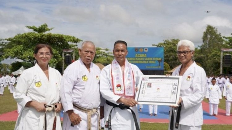 Pangdam XXIV/Mandala Trikora Mayjen TNI Lucky Avianto, S.I.P., M.Si., menerima Sabuk Hitam Kehormatan INKAI yang diserahkan langsung oleh Dewan Guru dan Pengurus Pusat INKAI pada upacara penganugerahan di Lapangan Upacara Kodam XXIV/MT, Merauke, Kamis (4/12/2025). Penganugerahan ini menjadi bagian dari rangkaian kegiatan pemecahan Rekor MURI atas pelaksanaan Ujian Sabuk Hitam INKAI terbesar di Indonesia.