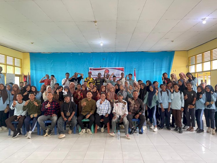 Siswa SMA Negeri 1 Kabupaten Sorong mengikuti sosialisasi hukum yang di gelar oleh LBH Gerimis.