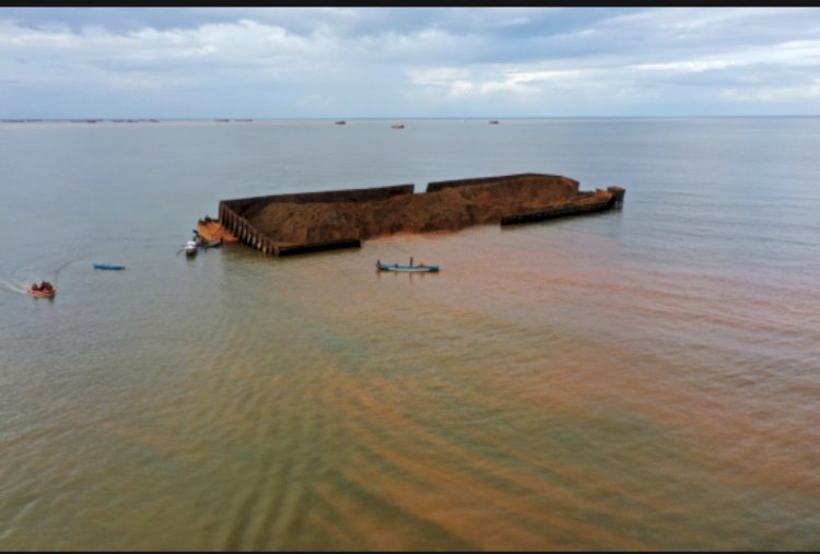contoh foto Kapal tongkang Karam (istimewa) 