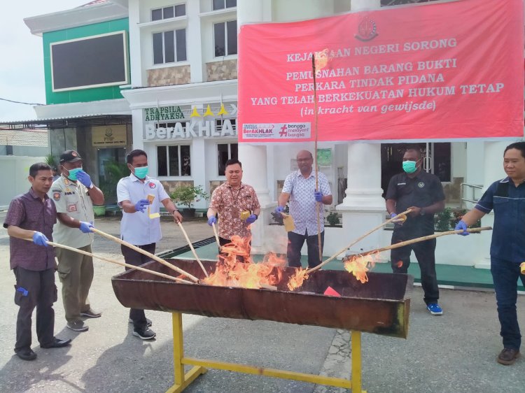 Kejaksaan Negeri Sorong musnahkan barang bukti dengan 33 perkara yang telah mempunyai hukum tetap atau inkrah. (Istimewa)