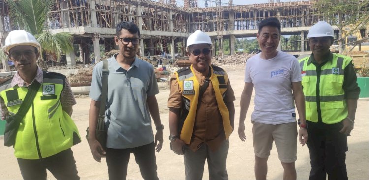 Pelaksana pekerjaan PT. TOPS Papua Jaya - CV. Andreana Papua KSO, Johanes Anggawan dan pihak pekerja