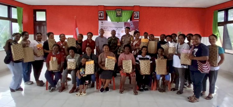Peserta pengembangan pemberdayaan Orang Asli Papua (OAP) dalam kreativitas kerajinan tangan membuat Totebag kepada mama-mama dan pemuda Papua di Kantor Kelurahan Klawasi, Kota Sorong, Sabtu 13 Desember 2025. 