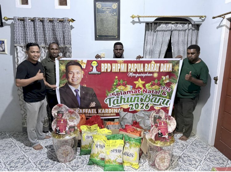 Penyerahan simbolis bingkisan Natal 2025 dari BPD HIPMI Papua Barat Daya kepada BPC HIPMI Se Papua Barat Daya. 