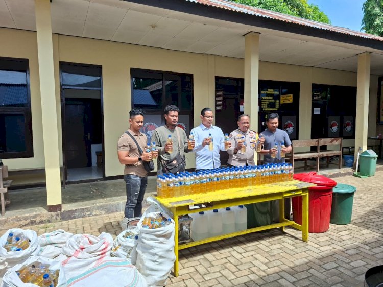 Satresnarkoba Polres Merauke mengamankan ratusan botol sopi dari dua lokasi berbeda dalam razia jelang perayaan Tahun Baru, Minggu (29/12/2025).