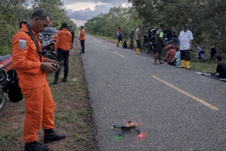 Petugas Basarnas menyiapkan dan mengoperasikan drone untuk mendukung pencarian warga yang dilaporkan hilang di kawasan hutan Distrik Sota, Kabupaten Merauke, Papua Selatan, Minggu 28 Desember 2025. Pemanfaatan teknologi pencarian dilakukan bersama aparat Polri, TNI, dan masyarakat setempat sebagai bagian dari operasi kemanusiaan di wilayah perbatasan dengan kondisi geografis yang menantang.