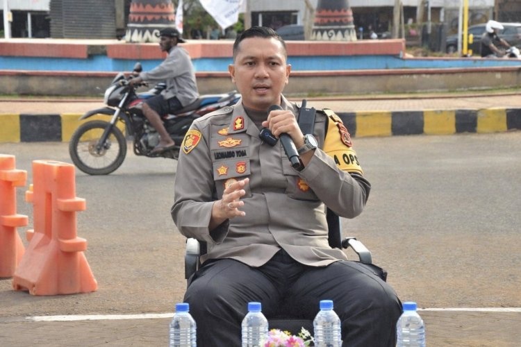 Kapolres Merauke AKBP Leonardo Yoga menyampaikan imbauan kamtibmas kepada masyarakat jelang malam pergantian Tahun Baru 2026. Warga diminta menghindari konvoi, knalpot bising, petasan, serta konsumsi miras demi menjaga keamanan dan ketertiban bersama di Kabupaten Merauke.