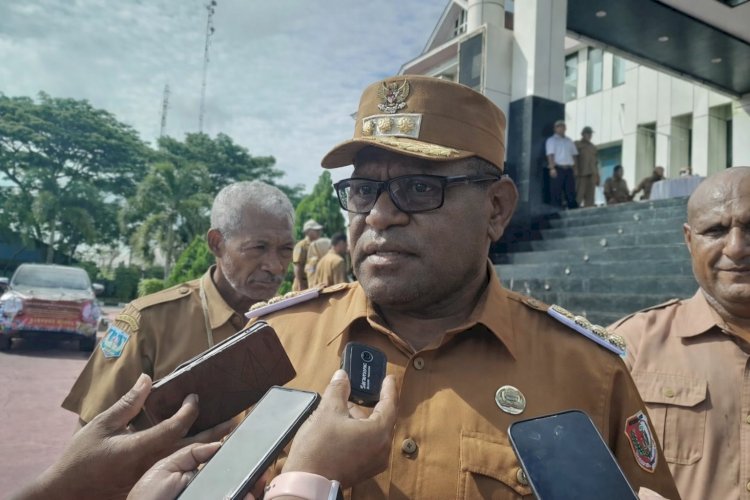 Bupati Merauke Yosef Bladip Gebze saat menyampaikan pernyataan kepada awak media terkait kebijakan pergantian tahun yang digelar secara sederhana.