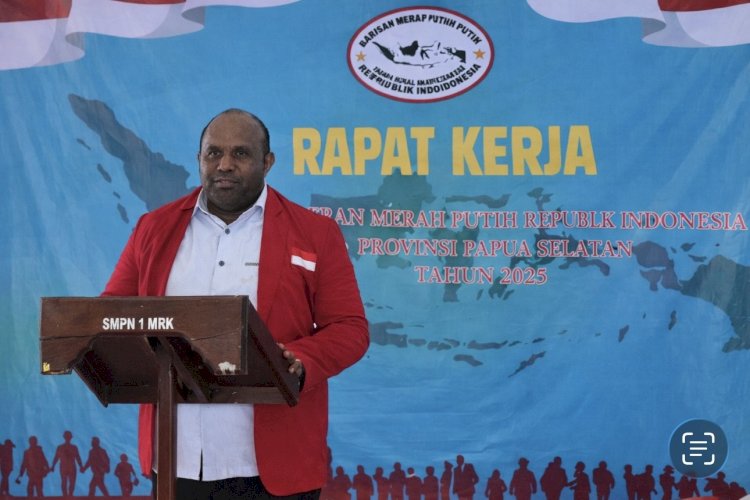 Ketua BMP RI Papua Selatan, Dr. Esau Hombore, S.STP., M.Si., menyampaikan arahan saat Rapat Kerja Barisan Merah Putih Republik Indonesia Provinsi Papua Selatan Tahun 2025 di Aula SMP Negeri 1 Merauke, Rabu (31/12/2025). Rapat Kerja ini menjadi momentum evaluasi agenda 2025 sekaligus penegasan arah program strategis organisasi untuk tahun 2026.