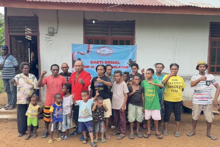 Keluarga besar BMP RI Papua Selatan bersama masyarakat penerima bantuan usai kegiatan bakti sosial di Jl. Domba 2, Merauke, Rabu (31/12/2025). Kegiatan ini menjadi wujud kepedulian dan komitmen BMP RI Papua Selatan dalam mendukung kesejahteraan masyarakat lokal, khususnya mama-mama dan anak-anak, melalui aksi nyata berbagi dan kebersamaan.
