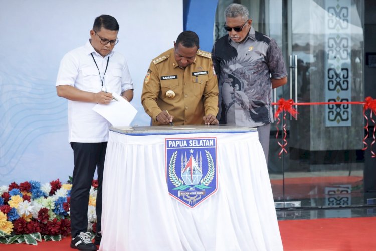 Gubernur Papua Selatan menandatangani prasasti peresmian Kantor Gubernur dan DPRD Papua Selatan di KTM Salor, Merauke, Senin (5/1/2026), sebagai tanda dimulainya operasional pusat pemerintahan provinsi.