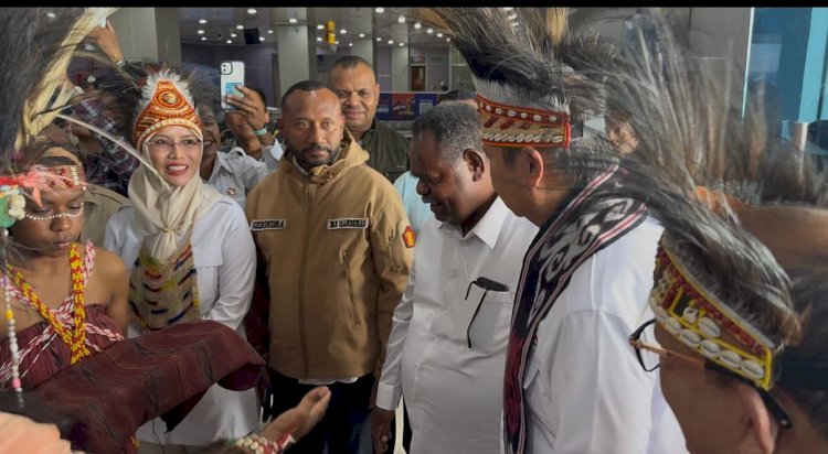 Ketua DPD Gerindra Papua Barat Daya, Oktasari Sabil, bersama Anggota DPR RI, Yan Mandenas dan Gubernur Papua Barat Daya, Elisa Kambu di dampingi pengurus Partai Gerindra dan PP Gekira sambut kedatangan  Ketua Dewan Pembina DPP Partai Gerindra, Hashim Djojohadikusumo di bandara Dominic Eduard Osok, Sorong Papua Barat Daya, Jumat 16 Januari 2026.