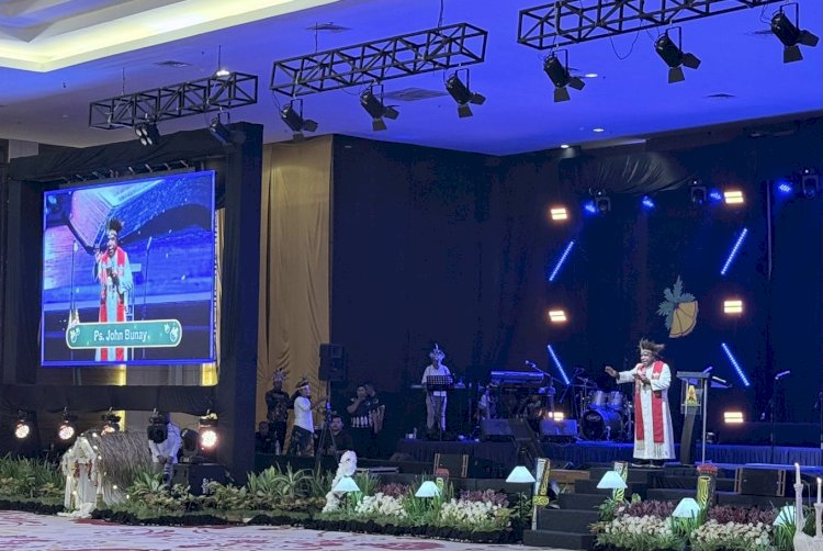 Pastor Jhon Bunai saat menyampaikan firmannya dalam perayaan Natal nasional Partai Gerindra 2025 di Aimas Convention Center, Sabtu 17Januari 2026.