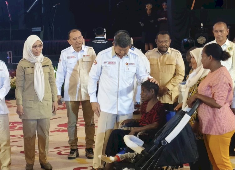Ketua Dewan Pembina Gerakan Kristiani Indonesia Raya (GEKIRA) Hashim Djojohadikusumo didampingi Ketua DPD Gerindra Papua Barat Daya, Oktasari Sabil dan Pemprov Papua Barat Daya berikan bantuan kepada Kaum Disibilitas di Sorong. 