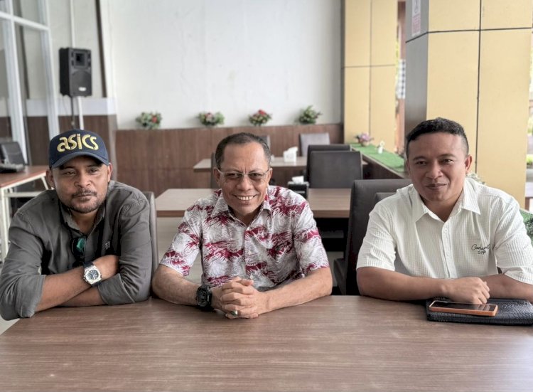Yusuf Salim di dampingi penasehat hukumnya saat mengelar konferensi pers di Aimas Hotel, Rabu 21 Januari 2026. 