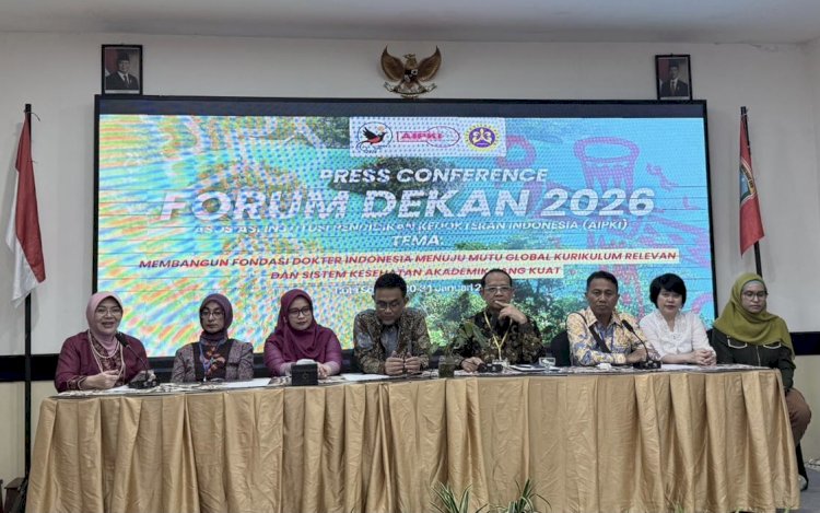 Konferensi pers Forum Dekan 2026 yang di hadiri pengurus pusat AIPKI periode 2025-2028 yang di antaranya Ketua Umum AIPKI, Profesor dr Wisnu Barlianto di dampingi dr Flora Ramona Sigit Prakoeswa, dr Safrizal Rahman, dr Yenny, Prof. dr Yuyun Yueniwati, Prof Tonang  Dwi Ardiyanto dan Prof. dr Dwiana Ocvianty, dalam konferensi persnya di di Ruang Etamin Vega Hotel pada Sabtu, 31 Januari 2026. 