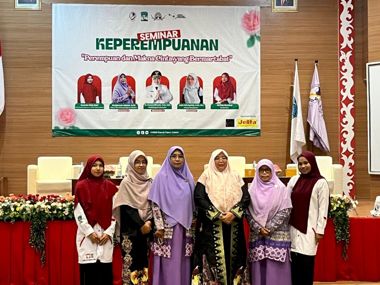 Foto bersama narasumber dan panitia Seminar Keperempuanan bertema “Perempuan dan Makna Cinta yang Bermartabat” yang digelar PD KAMMI Papua Selatan di Auditorium Gedung Bupati Merauke, 18 Februari 2026. Hadir sebagai pembicara antara lain Fauzun Nihayah, S.H.I., M.H.