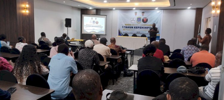 Anggota DPD RI, Agustinus R. Kambuaya menginisiasi Focus Group Discussion (FGD) dengan tema Satu Tahun Kepemimpinan Elisa Kambu dan Ahmad Nausrau tantangan, peluang dan masa depan Provinsi Papua Barat Daya yang berlangsung di M Kriyad Hotel, Sabtu 21 Februari 2026.