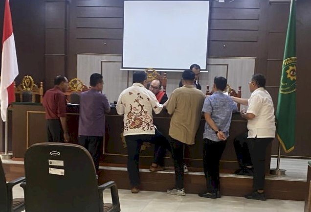 Sidang praperadilan Perkara dengan nomor 1/Pid.Pra/2026/PN Son dengan pemohon  Julio Cessar Simson Numbery, terduga tersangka korupsi pengadaan pakaian dinas dan atribut DPRP Papua Barat Daya Tahun Anggaran 2024   dengan termohon Kepolisian RI Cq. Kepolisian Daerah Papua Barat Daya, Cq. Kepolisian Resor Sorong Kota dengan agenda pembacaan putusan di Ruang sidang tirta, Pengadilan Negeri Sorong , Jumat 27 Februari 2026. 