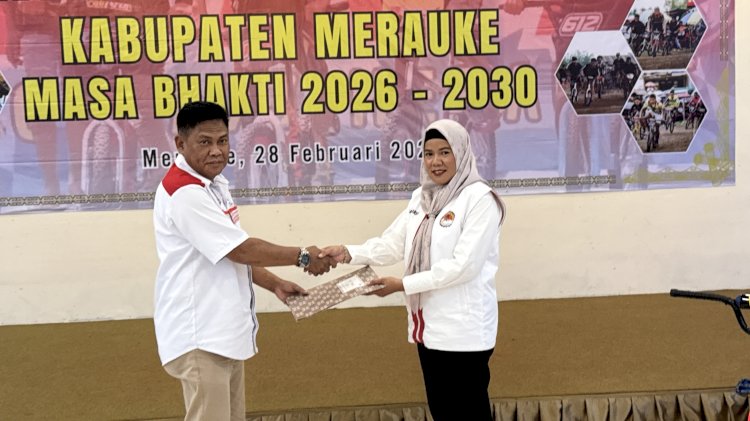 Ketua ISSI Papua Selatan, Muh. Ramli, menyerahkan dokumen kepengurusan kepada Ketua Ikatan BMX Kabupaten Merauke, Sarah Ariani Guswara, usai pelantikan Pengurus Ikatan BMX Merauke masa bhakti 2026–2030 yang digelar di Megaria Hotel Merauke, Sabtu (28/2/2026).