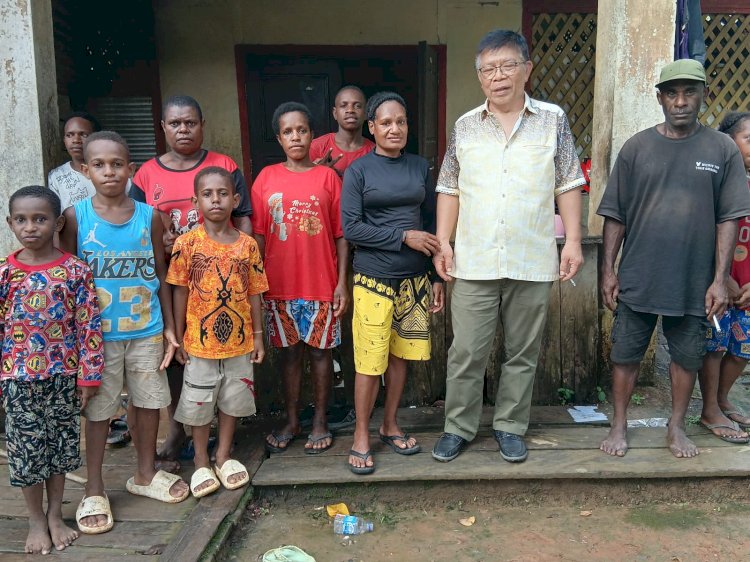 Anggota DPR Papua Selatan, Christian Piere Keint Jemp  saat mengunjungi masyarkat terdampak penghentian penerbangan perintis.