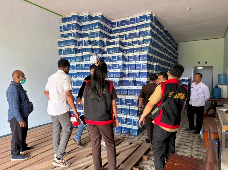Tim Penyidik Tindak Pidana Khusus Kejaksaan Negeri Merauke melakukan penggeledahan di salah satu gudang yang diduga berkaitan dengan penyidikan perkara dugaan tindak pidana korupsi pada BUMD BvD Sejahtera Kabupaten Boven Digoel, Rabu (4/3/2026). Dalam kegiatan tersebut, penyidik mengamankan sejumlah dokumen dan barang yang diduga terkait dengan perkara yang sedang didalami.