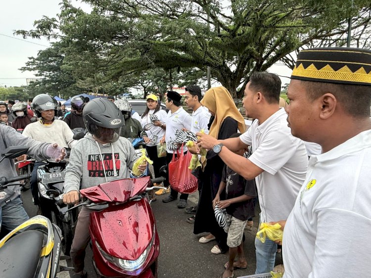 Pembagian ratusan takjil berbuka puasa oleh BPD HIPMI Papua Barat Daya kepada warga pengguna jalan di depan Taman Sorong City. 